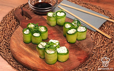 Подавайте рулеты из огурцов с сыром, положив близко друг к другу в виде бочонков.