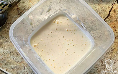 Разбейте 4 яйца, добавьте стакан сахара, взбейте миксером 4 минуты до густой белой пены.