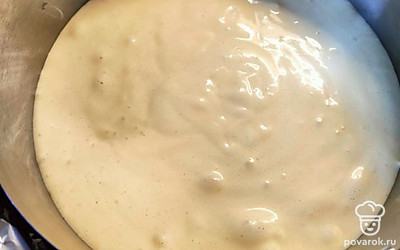 Вылейте тесто в форму для запекания (смазывать ничего не нужно) и готовьте 30-40 минут. 