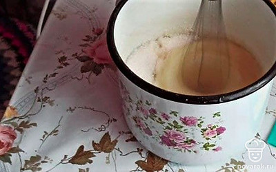 Взбейте яйца с сахаром.