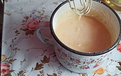 Добавьте муку, разрыхлитель и продолжайте взбивать.