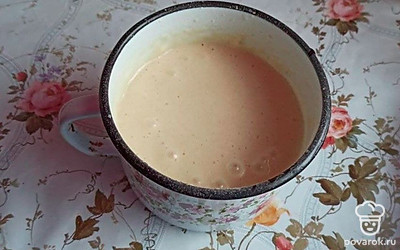 Добавьте масло и кипяток, снова взбейте.