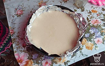 Влейте тесто в сковороду, застеленную фольгой.