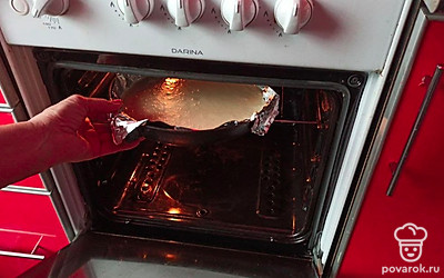 Разогрейте духовку около 10 минут. Поставьте будущий бисквит в духовку при 180 градусах на 45 минут. 