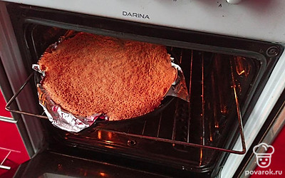 Через 45 минут извлеките бисквит из духовки.