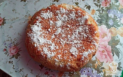 Выложите выпечку на тарелку и посыпьте сахарной пудрой.