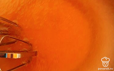 Перемешайте сахар, соль, растительное масло, соду, мед и теплую воду.