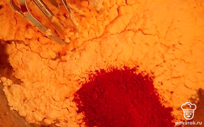 Добавьте муку и какао, перемешайте. Должна получиться не очень густая и не очень жидкая масса.