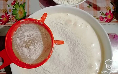 Взбейте яйца с сахаром и солью с помощью блендера до образования пены в течение 8 минут и просейте муку. Очень аккуратно перемешайте, чтобы тесто не опало. 