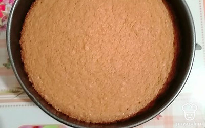 После того, как бисквит испечется, выключите духовку и оставьте в ней бисквит ещё минут на 10.