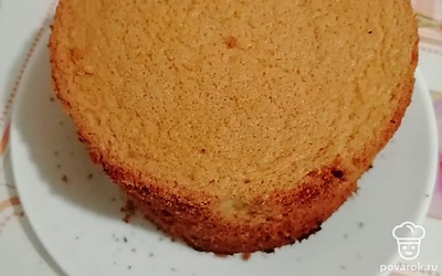 Получившийся бисквит можно убрать в холодильник, обернув пищевой плёнкой, для более удобного последующего разрезания. 