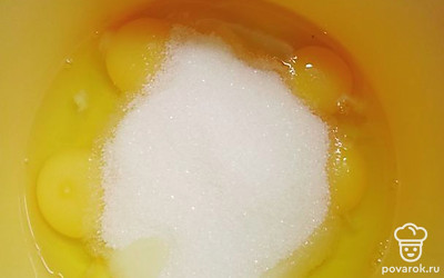 Яйца с сахаром взбиваем миксером в течение 10 минут. 
