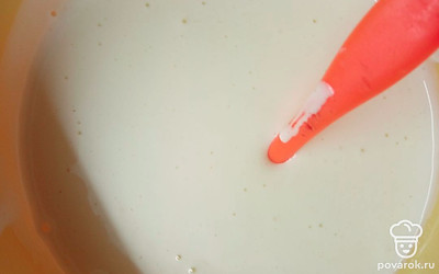 Консистенция должна получится, как на фото. Далее порциями добавляем просеянную муку с разрыхлителем и вымешиваем лопаткой.