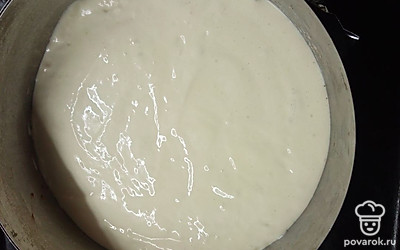 В разогретую до 180 градусов духовку ставим форму с тестом на 40 минут. 