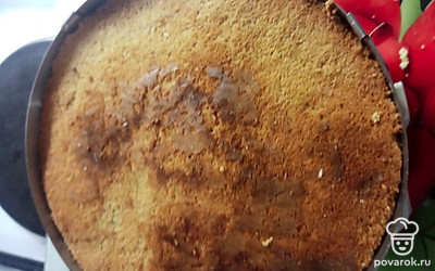 Готовый бисквит протыкаем шпажкой. Если она сухая, бисквит готов. 