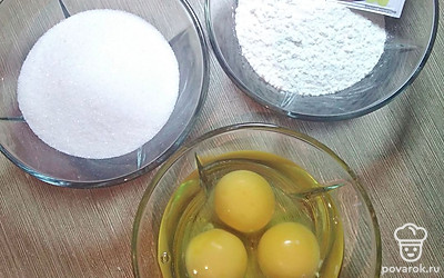 Подготовить все ингредиенты. За полчаса до начала приготовления достать яйца из холодильника. Включить духовку на 180 градусов.