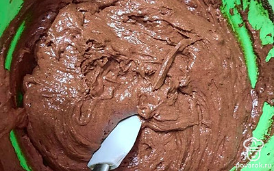 Влейте тёплое молоко, растительное масло, сливочное масло и яйца.