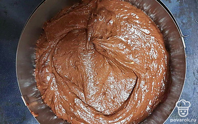 Приготовьте форму для выпечки. В последнюю очередь влейте в тесто уксус и затем переложите тесто в форму.