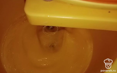 Взбейте яйца с щепоткой соли.