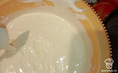 Добавьте сахар и взбейте миксером до пышной пены.