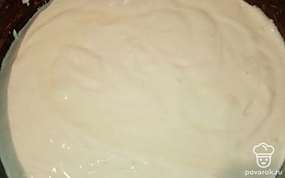 Духовку разогрейте до 160˚C. Готовую массу переложите в форму и поставьте в духовку на 40 минут. Духовку раньше 40 мин не открывать.