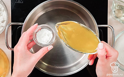 Приготовьте основу. В небольшую кастрюлю положите мед и разрыхлитель. Поставьте кастрюлю на средний огонь. Постоянно помешивайте содержимое, пока мед полностью не растворится. Как только смесь вспенится, снимите кастрюлю с плиты.