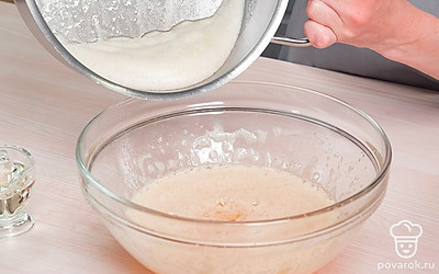 Замесите тесто. Яйца и сахар перемешайте и взбейте миксером, пока сахар не растворится. Вручную перемешайте смесь с медовой основой.