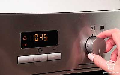 Поставьте бисквит выпекаться. В полученную смесь добавьте просеянную муку, тщательно перемешайте, чтобы получилось воздушное тесто. Смажьте форму для выпекания маслом, вылейте в нее тесто и поставьте бисквит в духовку на 45-50 минут при 180 градусах.