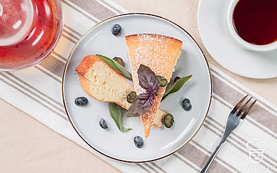 Готовый бисквит можно разрезать на несколько частей и использовать как основу для торта. Но самое простое применение угощения — в качестве готового десерта. Отрежьте от бисквита кусочек и насладитесь приятным медовым вкусом за чашкой горячего чая.