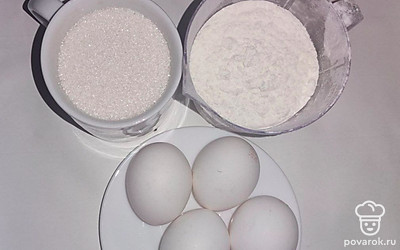 Отмерьте и приготовьте все необходимые продукты. Съемную форму для выпечки бисквита застелите пергаментной бумагой и смажьте растительным маслом.