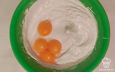 Отделите белки от желтков, белки хорошо взбейте, затем сразу добавьте стакан сахара и взбивайте миксером 4-5 минут на максимальной скорости. Теперь к взбитым белкам добавьте желтки, и еще раз все хорошо взбейте.