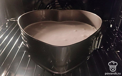 К полученной смеси добавьте просеянную муку и ванильный сахар, аккуратно все перемешайте. В подготовленную форму с пергаментной бумагой выложите готовое тесто. Поставьте ее в разогретую до 180 °C духовку на 30 минут. Затем убавьте температуру в духовке до 150 °C и выпекайте бисквит еще 30 минут. На протяжении всей выпечки бисквита духовку не открывайте.