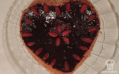 Выложите бисквит на большое плоское блюдо полейте сверху шоколадом и украсьте свежими ягодами.