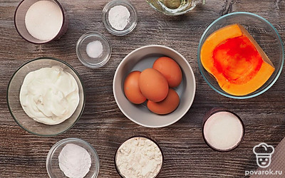 Достаньте яйца из холодильника, чтобы они нагрелись до комнатной температуры. Заранее приготовьте тыквенное пюре. Для этого нарежьте 300 г очищенной и вымытой тыквы кубиками. Добавьте 3 ст.л. сахара и 100 мл воды. Перемешайте и тушите 20 минут на медленном огне. Когда тыква станет мягкой, подавите ее. При необходимости добавляйте воду. Вымойте с мылом яйца и отделите желтки от белков. Муку и разрыхлитель нужно просеять через сито в одну емкость. Постелите на дно формы пергамент. Смажьте бока формы маслом. Подготовьте миксер и силиконовую лопатку.