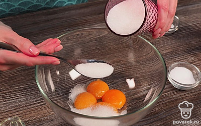 Начните приготовление тыквенного бисквита. Для этого в белки яиц добавьте щепотку соли, а в желтки – половину сахара.