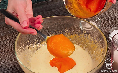 Приготовьте желтковую массу. Взбивайте желтки 3 минуты миксером, пока они не станут пышными. Добавьте пюре тыквы и перемешайте до однородности.