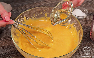 Продолжайте приготовление теста. В полученную массу введите ванилин и разрыхлитель с мукой. Аккуратно перемешивайте в одном направлении. Добавьте растительное масло и размешайте.