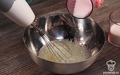 Займитесь белками. Взбейте их с солью до пены. Предварительно нужно вымыть и высушить венчики от миксера. Понемногу введите остальной сахар. Взбивайте около 5 минут, пока белковая масса не станет густой.