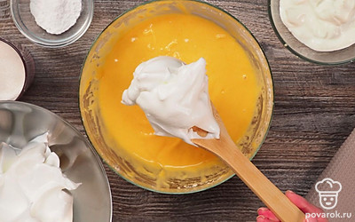 Перелейте белки в тесто в 3–4 захода. Тесто для бисквита с тыквой должно получиться светло-оранжевым.