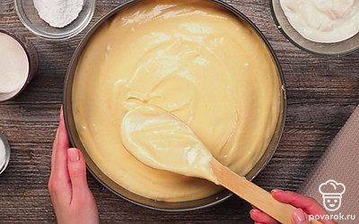 Приступите к выпеканию бисквита. Для этого перелейте тесто в подготовленную форму, поставьте ее в разогретую до 180 градусов духовку и ждите 40 минут. Если вы сделали все так, как написано в нашем рецепте, корж получится пышным и воздушным