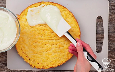 Разрежьте бисквит на две части и промажьте кремом.