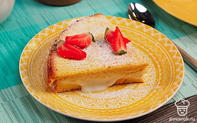 Разрежьте бисквит так, чтобы получилось 2 коржа. Смажьте корж сметанным кремом, выложите второй корж. Посыпьте сахарной пудрой.