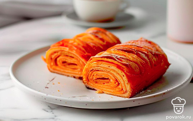 Быстрый бисквитный рулет со сгущенным молоком — Рецепт с фото