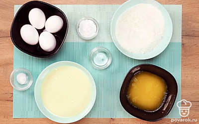 Растопите 50 г сливочного масла и перелейте в чистую посуду. Муку просейте через сито. Включите духовку. Она должна нагреться до 180 градусов. Тщательно вымойте яйца.