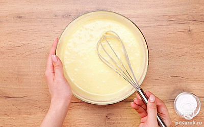 Постепенно всыпьте муку, перемешанную с содой.