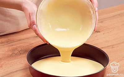 Приступите к выпеканию бисквита со сгущенкой. Для этого перелейте тесто в форму и поставьте в духовой шкаф. Десерт будет готов через 25 минут. Выпечка на сгущенке готова. Как видите, рецепт очень простой.