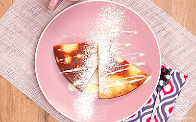 Разрежьте готовый бисквит на одинаковые порционные кусочки. Чтобы приятно удивить гостей, посыпьте его сахарной пудрой. От этого бисквит станет красивее и вкуснее.