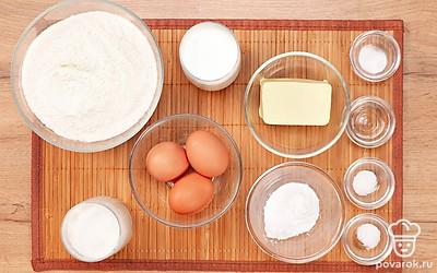 Заранее достаньте из холодильника масло, яйца и кефир. Они должны прогреться до комнатной температуры. Просейте муку через сито. Благодаря этому тесто будет подниматься лучше. Яйца вымойте под проточной водой с мылом. Духовку включите заранее, чтобы она нагрелась до 200 градусов. Подготовте форму для выпечки, положите в нее пергаментную бумагу.