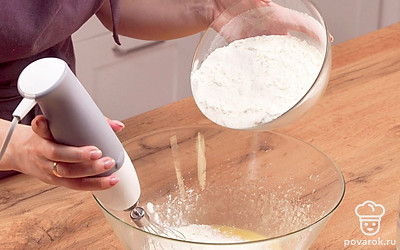 Начните готовить пышный бисквит на кефире. Для этого поместите сливочное масло, яйца и сахар в одну емкость. Взбивайте до однородности 5 минут. После этого добавьте муку.