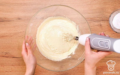 Закончите приготовление теста для торта. Налейте кефир и перемешайте. Тесто должно быть средним по густоте. Добавьте соль, ванильный сахар и соду, гашеную уксусом.